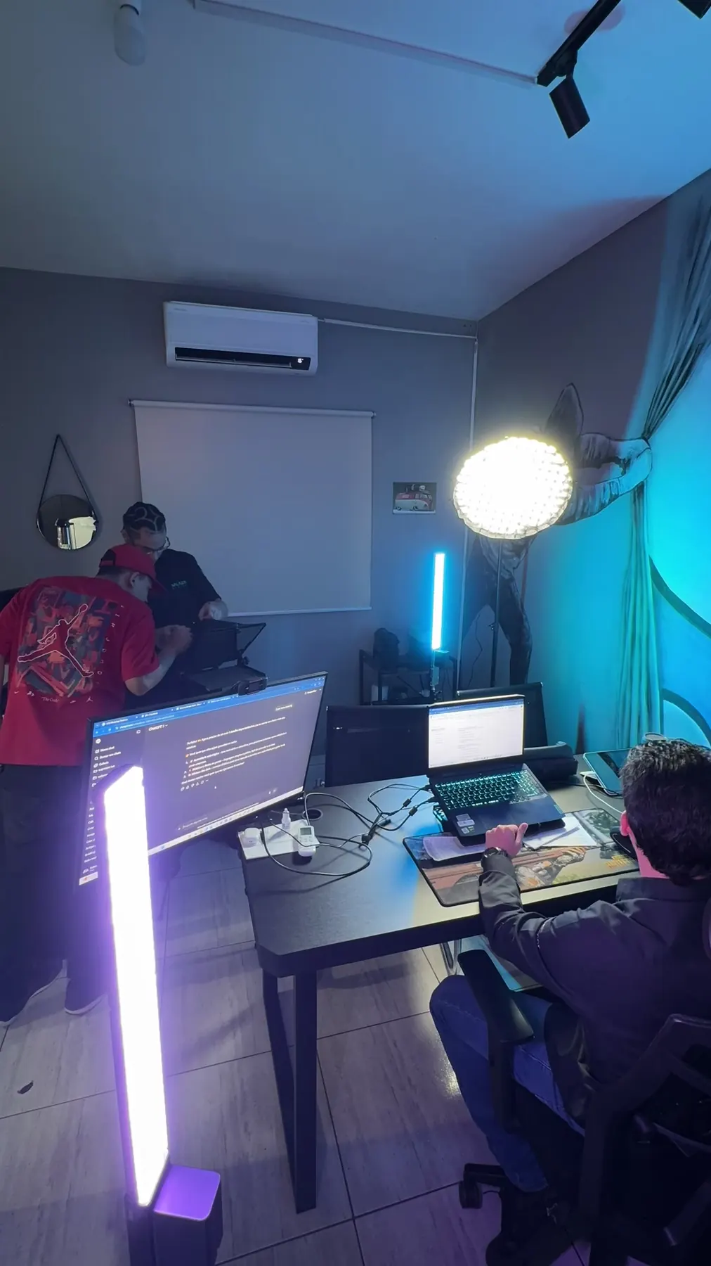 Teste de iluminação com luz LED ciano no estúdio de produção.