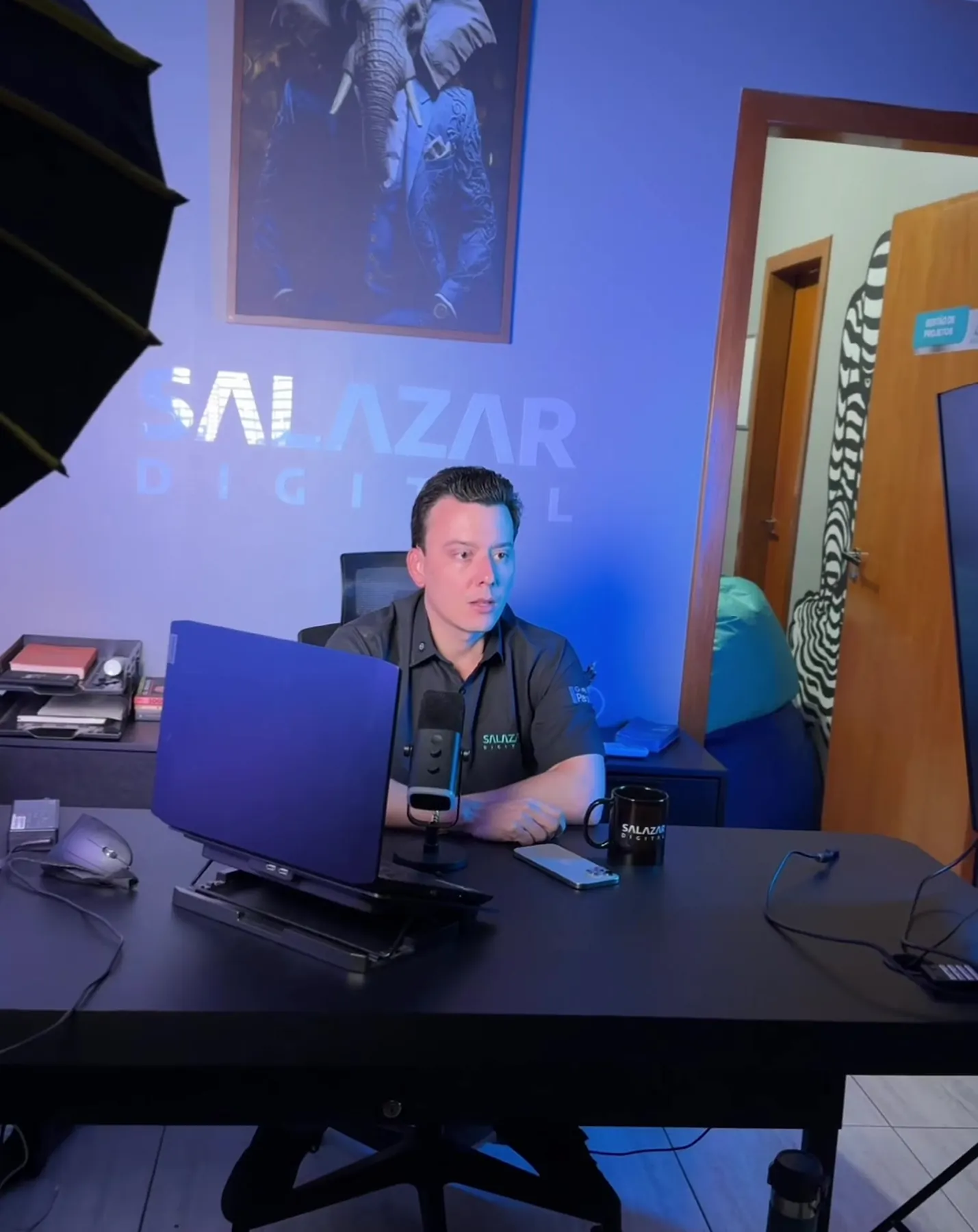 Gravação de vídeo no estúdio da sede da Salazar Digital.