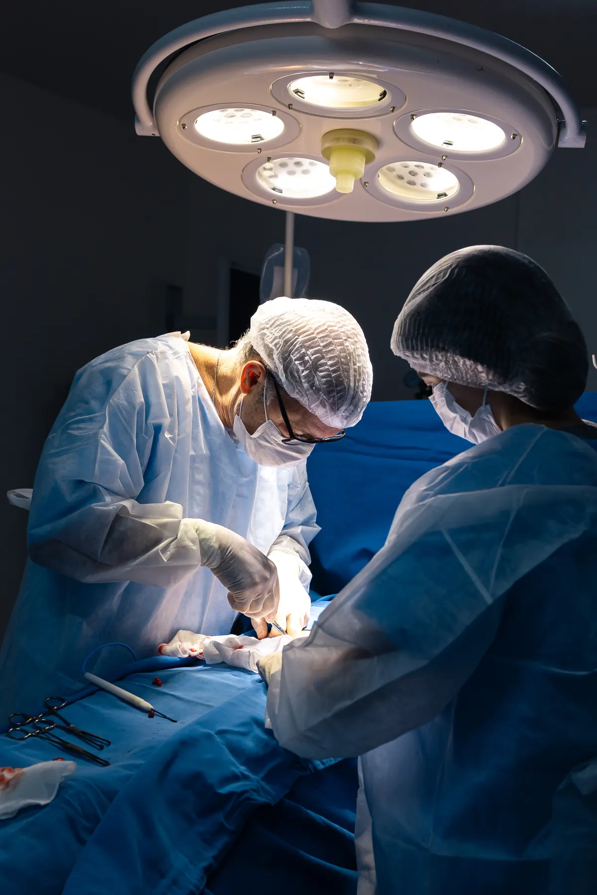 Cirurgia em andamento no centro cirúrgico do Hospital Santa Lúcia.