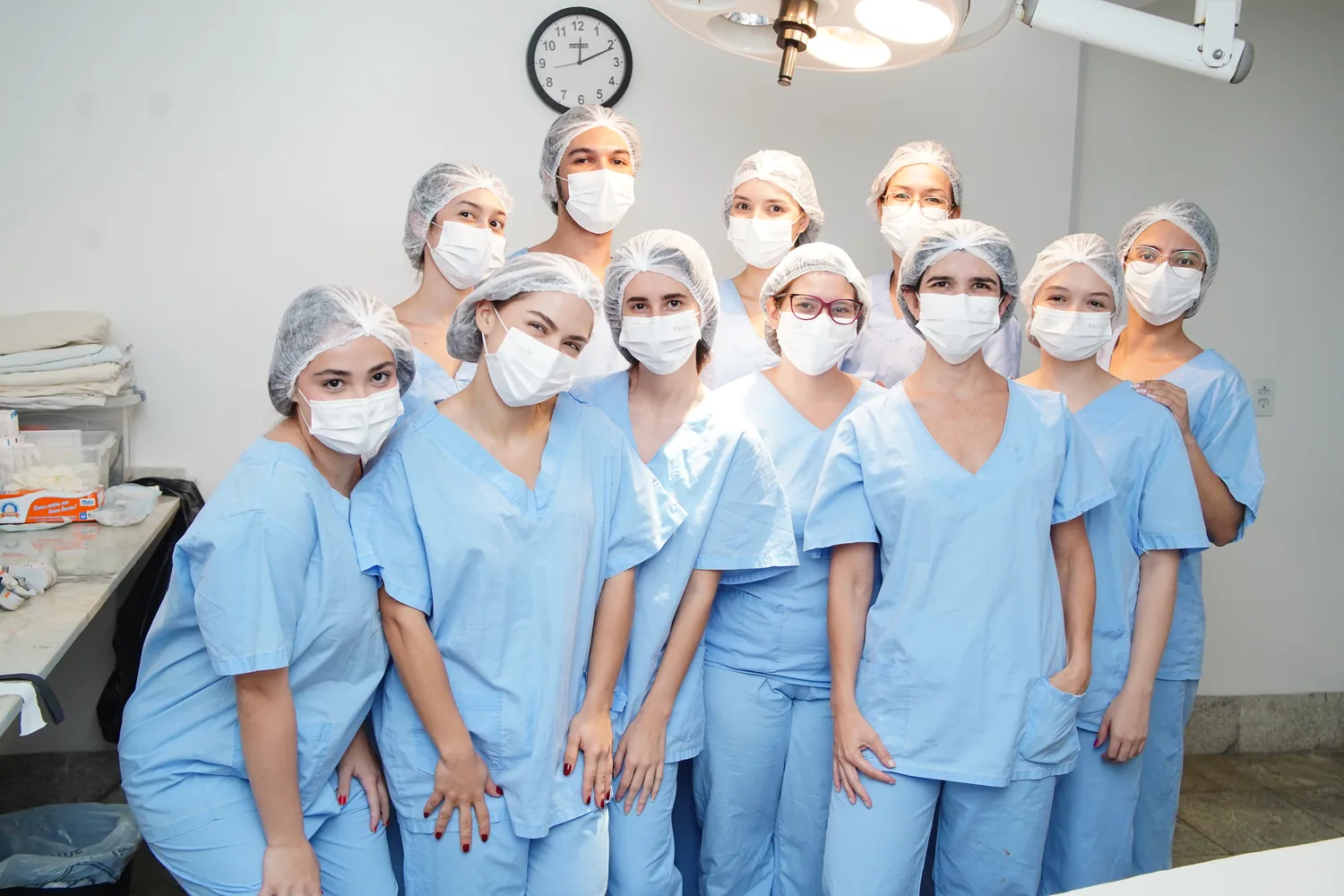 Equipe cirúrgica do Hospital Santa Lúcia reunida no corredor técnico.
