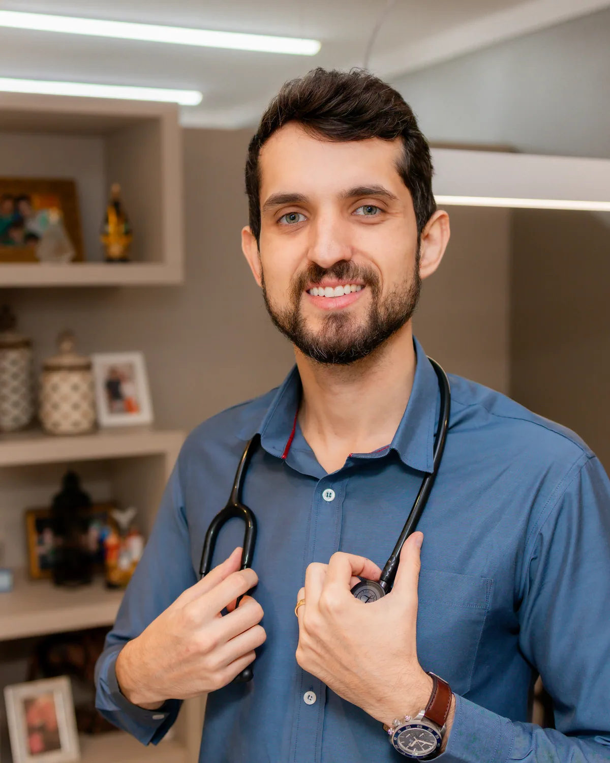 Médico do Hospital Santa Lúcia no consultório, com estetoscópio.