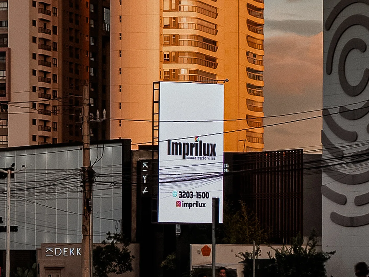 Painel de LED da JM Painel em avenida de Goiânia no fim da tarde.