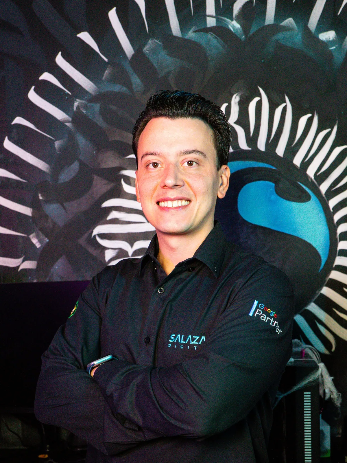 Retrato de Marcos Salazar, fundador da Salazar Digital, no painel da agência.
