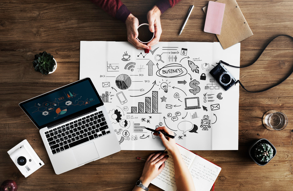 Planejamento de ações de marketing digital em uma agência de marketing digital em Goiânia, evidenciando criatividade, organização visual e análise de dados. 
