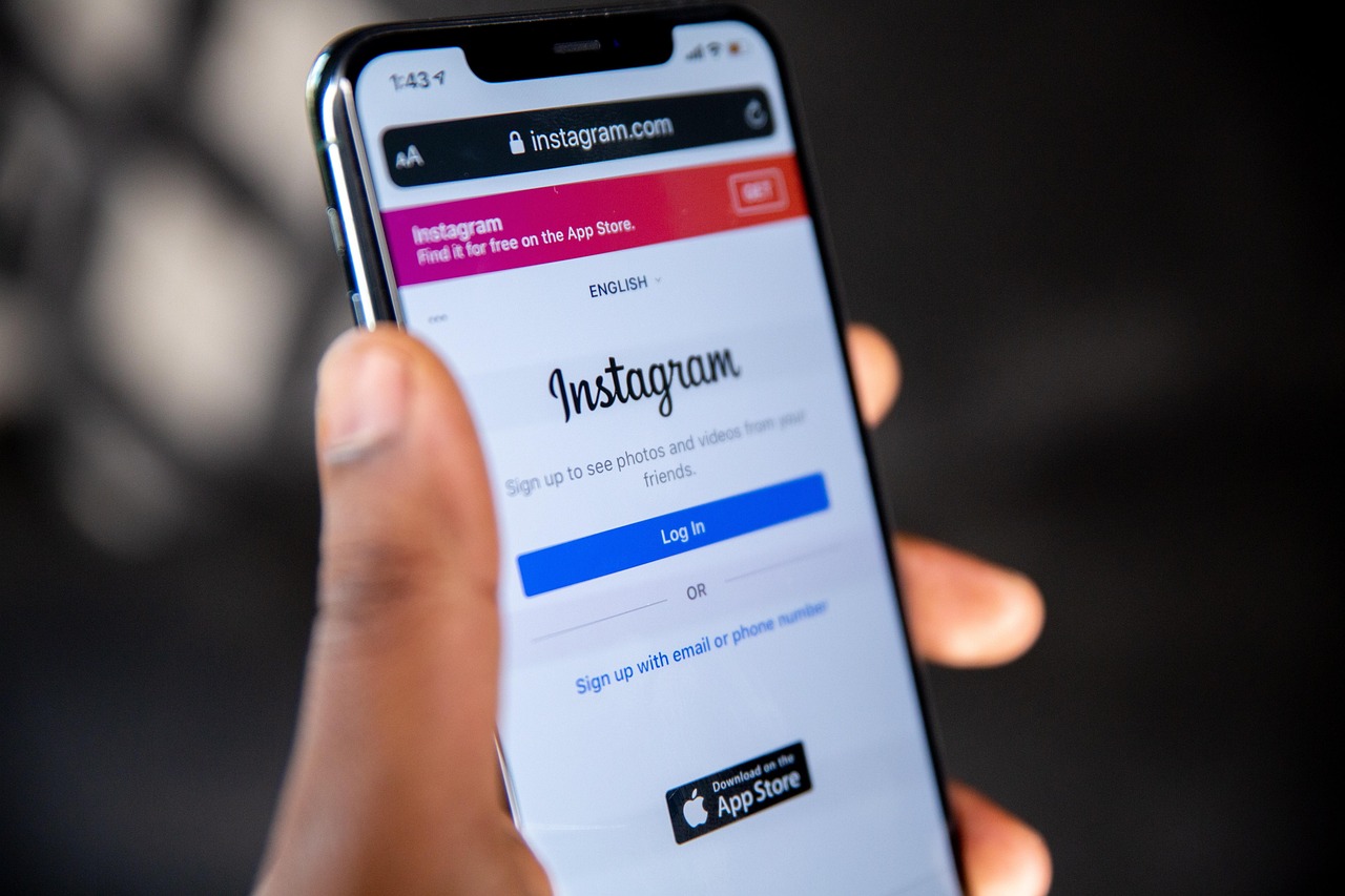Tela inicial do Instagram acessada via smartphone, ponto de partida para criar Reels Virais e alcançar grandes audiências.