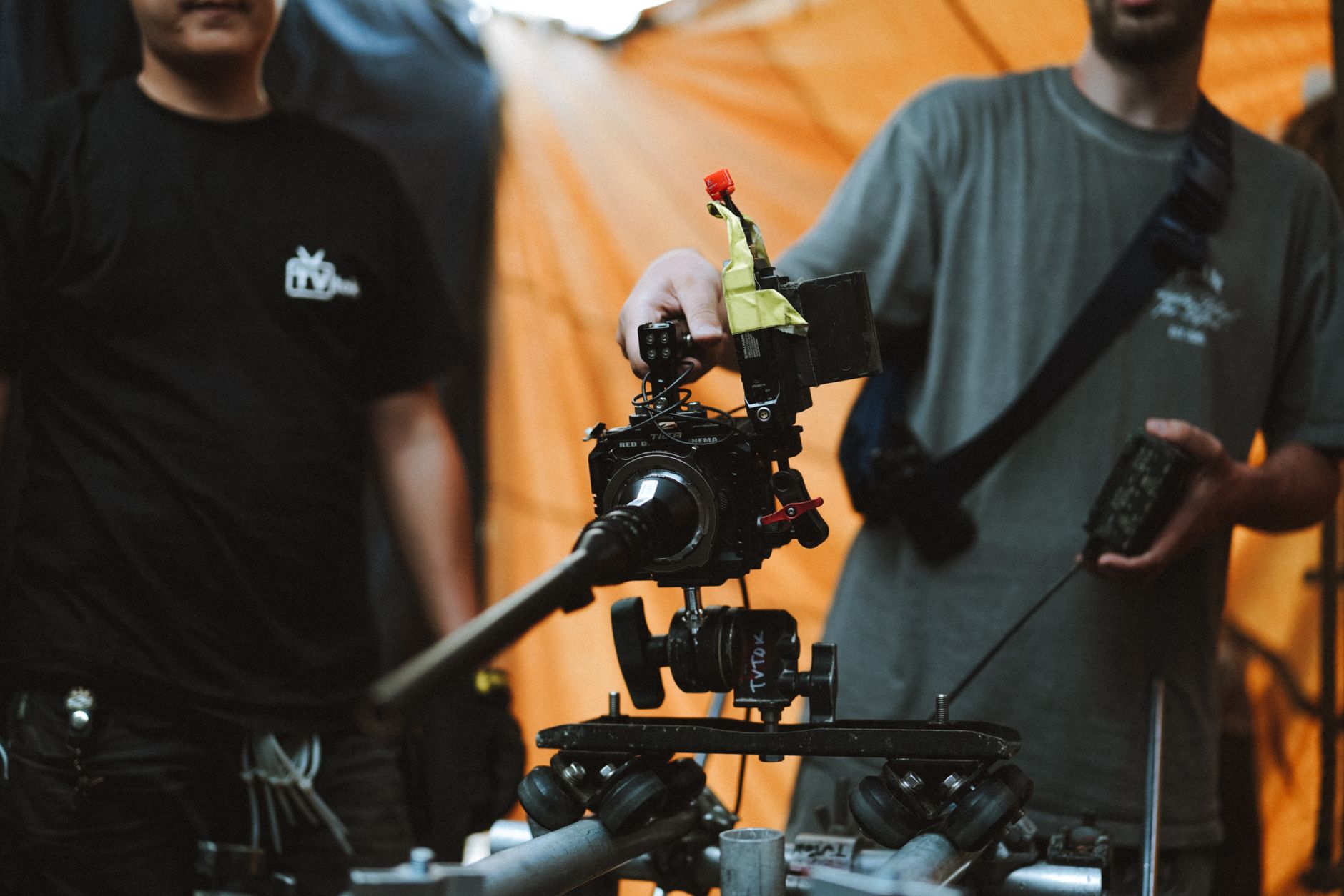 agência audiovisual goiânia equipe de produção em set de filmagem corporativo