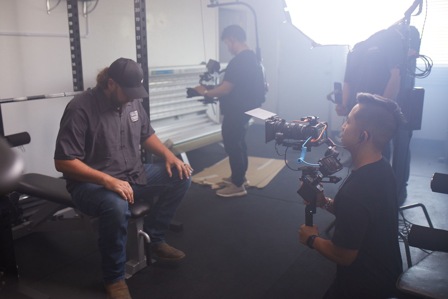 set de filmagem corporativa com câmera profissional e iluminação de três pontos