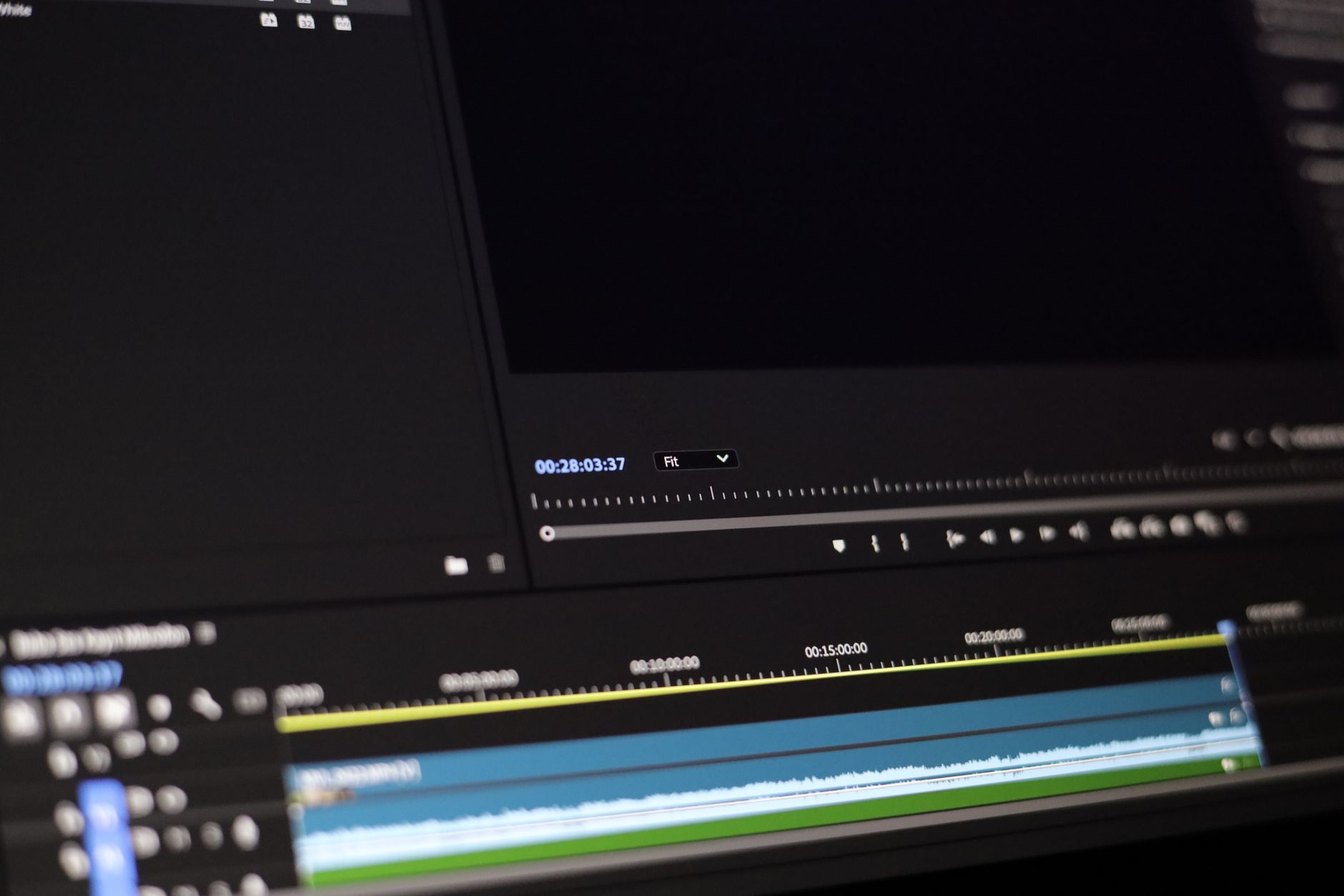 editor de vídeo corporativo em pós-produção aplicando correção de cor e motion graphics