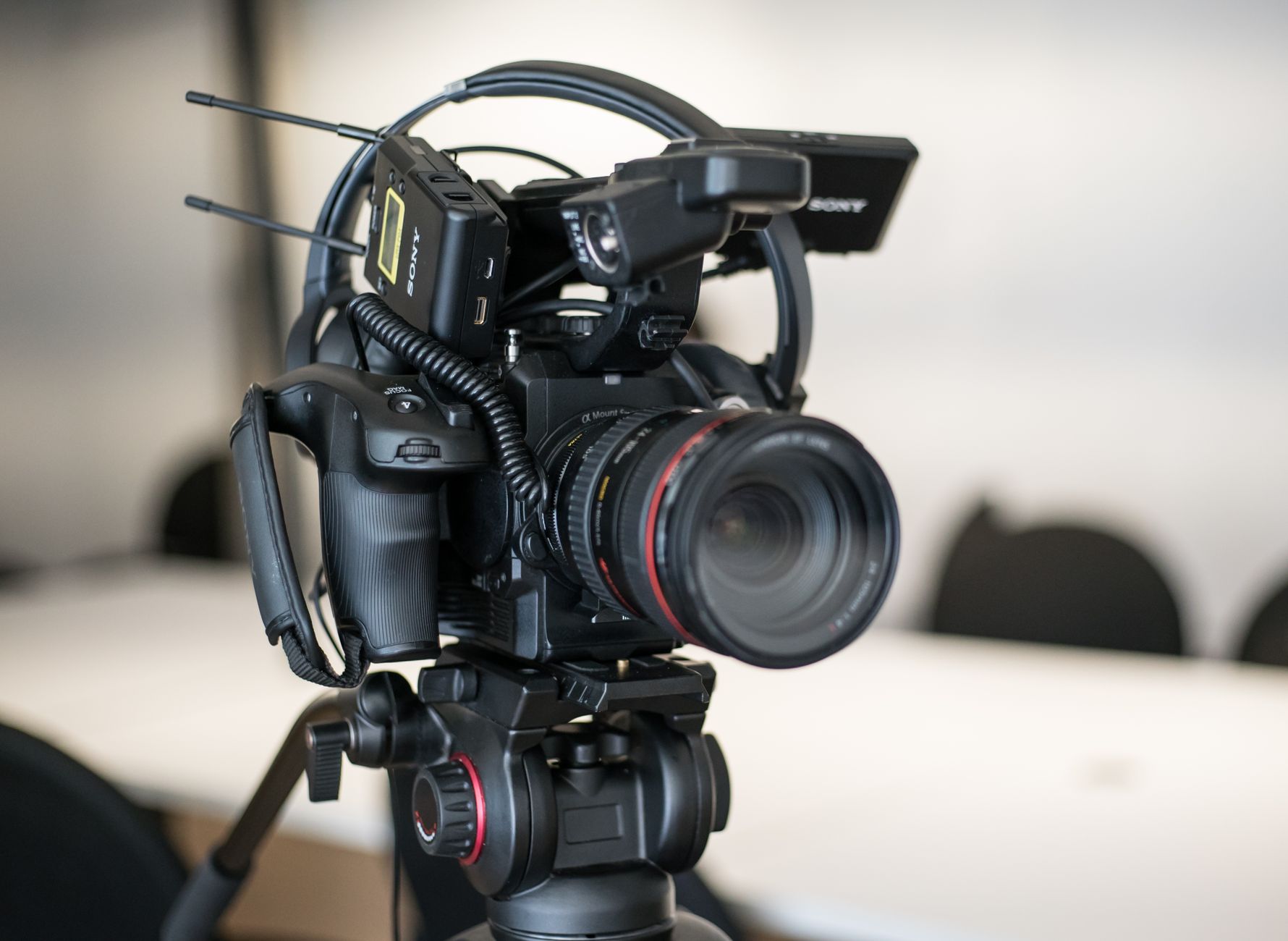 Equipamento de produção audiovisual profissional em estúdio corporativo