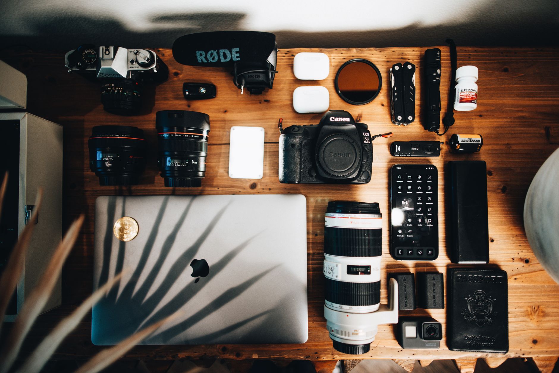 stack de equipamentos para produzir vídeo curto para empresa com smartphone